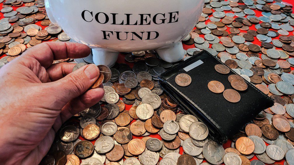 How to Limit Your Expenses When You Start College