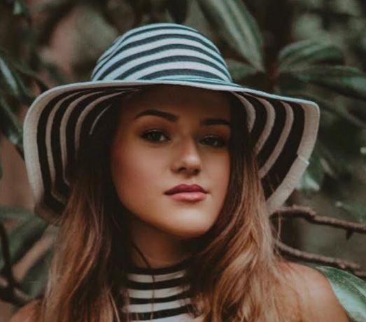 5 Fast Facts about singer Hillary Reese